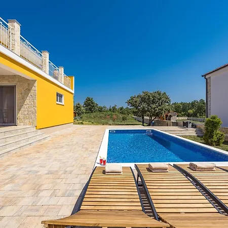 Villa Enchanting Villa With Pool In Krnica Krnica