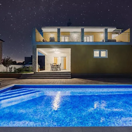 Villa Enchanting Villa With Pool In Krnica
