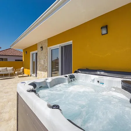 Enchanting East With Pool And Jacuzzi Villa *