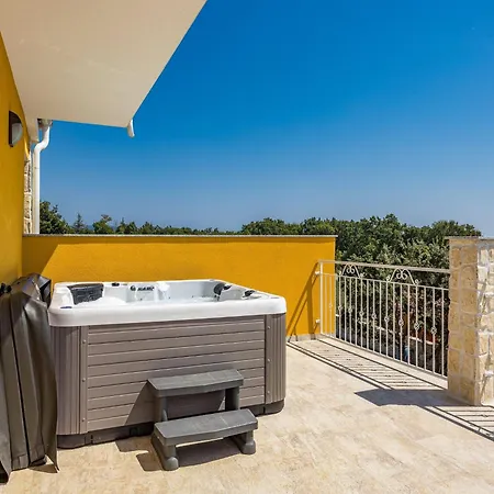 Enchanting East With Pool And Jacuzzi Villa Krnica