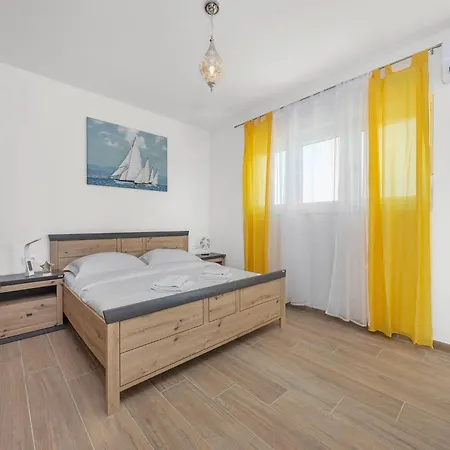 Villa Enchanting Villa With Pool In Krnica