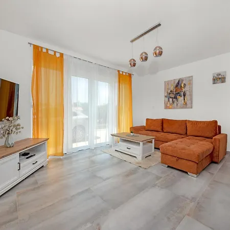 Villa Enchanting East With Pool And Jacuzzi