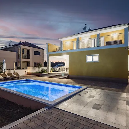 Villa Enchanting Villa With Pool In Krnica *