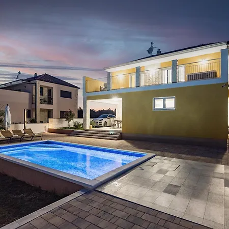 Villa Enchanting East With Pool And Jacuzzi *