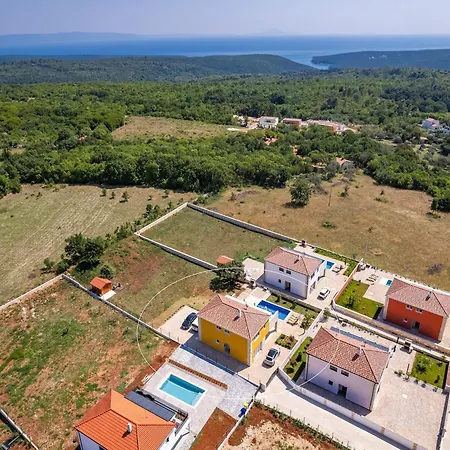 Villa Enchanting Villa With Pool In Krnica